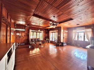 KampungdurianPalanta Roemah Kajoe Syariah Villa的大型客房设有木制天花板和客厅。
