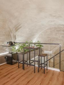 马泰拉海德里亚旅馆的一间设有两张桌子和石墙的用餐室