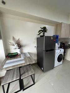 宿务Cozy Studio, super fast internet, workspace and washer的厨房配有冰箱和洗衣机。