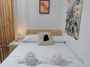 马尼拉Min Hao&Xin Transient的卧室配有白色床和毛巾