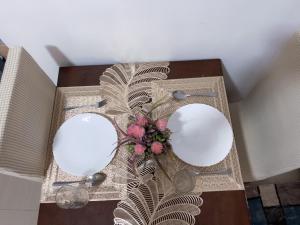 马尼拉Min Hao&Xin Transient的一张桌子,上面有两面镜子和花瓶
