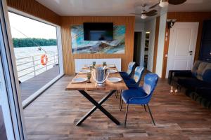 Chilia VecheBlue Kokilia的一间带木桌和蓝色椅子的用餐室