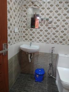 玛莱尤尔Don's River Valley Jungle Resort的一间带水槽和镜子的浴室
