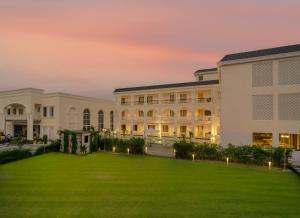SītāpurRudra Imperial Resort的前面有草坪的大建筑