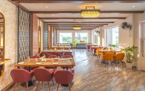 SītāpurRudra Imperial Resort的一间在房间内配有桌椅的餐厅
