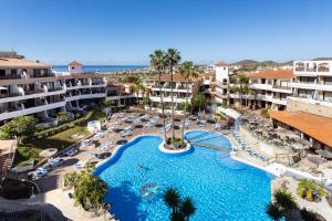 圣米格尔德阿沃纳Oceanfront 2 bedrooms Holiday Home in Tenerife South的享有带游泳池的度假村的空中景致