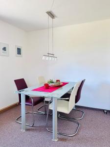 约翰乔治城Ferienwohnung Johanngeorgenstadt的餐桌、椅子和蓝色桌子