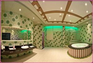 六龟薇风精品汽车旅馆 - 高雄馆的带浴缸和盥洗盆的大浴室