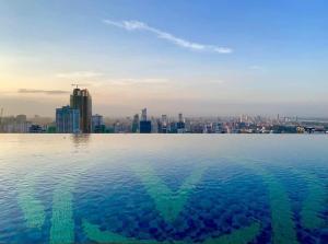 金边The View Serviced Residence 豪景日式酒店公寓的从水池欣赏到城市美景