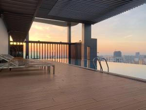 金边The View Serviced Residence 豪景日式酒店公寓的一座带长椅的屋顶甲板的建筑