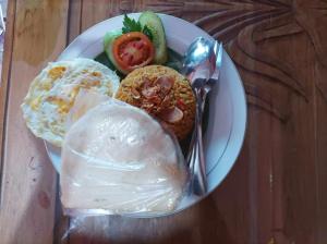 哲帕拉Shoreside Semat Villa and Flat的桌上一盘食物,包括鸡蛋和蔬菜