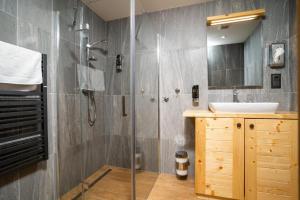 韦尔卡鲁穆尼卡Natur Resort的带淋浴和盥洗盆的浴室