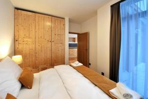 韦尔卡鲁穆尼卡Natur Resort的一间卧室设有一张床和一个大窗户