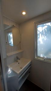 切里亚莱Camping Bella Vista的一间带水槽和窗户的浴室