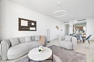 迪拜StoneTree - Anwa By Omniyat 2BR - Luxury Apartment的客厅配有沙发和桌子