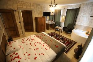内夫谢希尔Castle Panorama House的一间卧室,床上有红色的鲜花