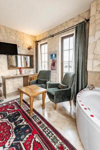 内夫谢希尔Castle Panorama House的客厅设有浴缸、椅子和桌子