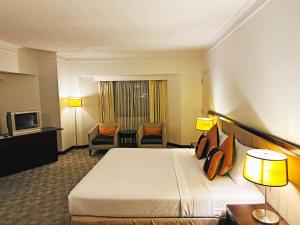 清迈兰纳宫殿2004酒店的酒店客房设有一张大床和两盏灯。