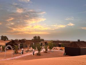 梅尔祖卡Sahara wellness camp的沙漠中间的一群房子