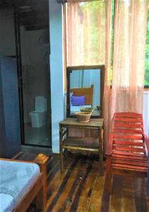 埃拉Ella Camping Resort的卧室配有镜子、桌子和椅子