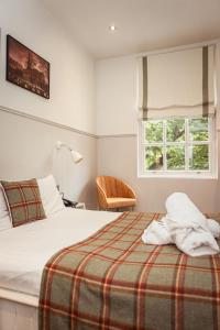 伯明翰圣保尔斯宾馆的一间卧室设有一张床、一个窗口和一把椅子