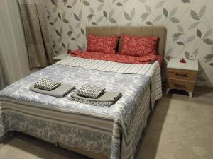 EtimesutEryaman, Wide Luxury Rezidance的一间卧室配有一张带红色枕头的床