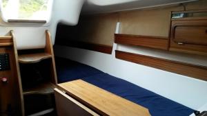 加亚新城VRS - 21FT BOATEL AFURADA的小房间设有一张床和一张书桌