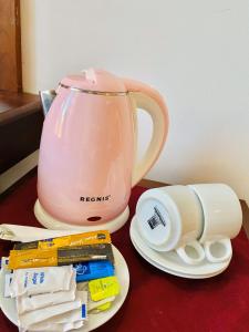 阿努拉德普勒喜兰旅馆的粉茶壶和带有牙膏包的盘子