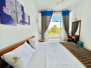 阿努拉德普勒喜兰旅馆的一间卧室设有一张大床和一个窗户。