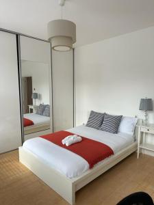 伦敦Luxury Apartments London Eye, Westminster, Big Ben, Borough Market的卧室配有一张带镜子的白色大床