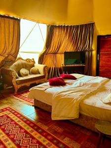 瓦迪拉姆Princess luxury camp的一间卧室配有一张大床和一张沙发