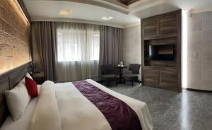三峡爱莉亚汽车旅馆的酒店客房,配有床和电视