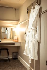 伯明翰圣保尔斯宾馆的浴室的墙壁上挂着白色毛巾
