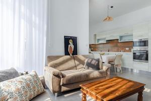 埃尔哥茨拉Bright Apartment minutes from the Sea的带沙发和咖啡桌的客厅