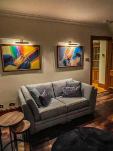 因弗内斯Cathedral Apartment的客厅配有沙发和墙上的绘画
