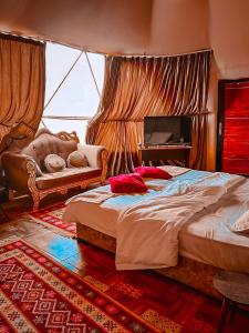 瓦迪拉姆Princess luxury camp的一间卧室配有一张大床和一架钢琴