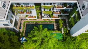 暹粒Bayon Modern Residence的享有公寓大楼的顶部景致,设有游泳池