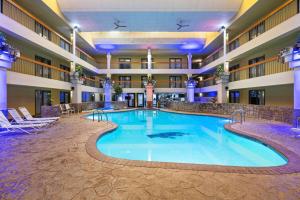 沙科皮Baymont by Wyndham Shakopee的一座位于酒店中间的大型游泳池