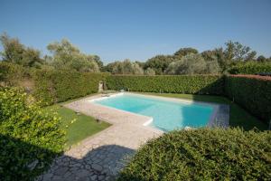 布拉恰诺Villa Marilì的灌木花园中的游泳池