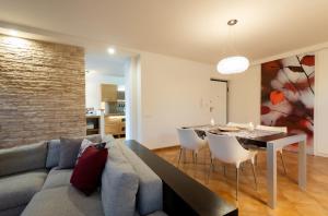 布拉恰诺Villa Marilì的客厅配有沙发和桌子
