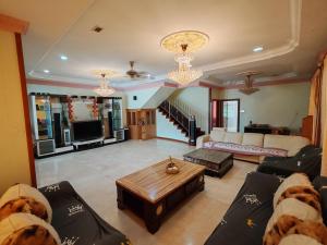 诗巫R&S Homestay Sibu - Wedding House with Large Parking Area and High Speed Unifi的客厅配有沙发和桌子