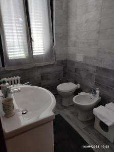 西尔米奥奈Casa Patrizia B&B cir in info的带浴缸、卫生间和盥洗盆的浴室