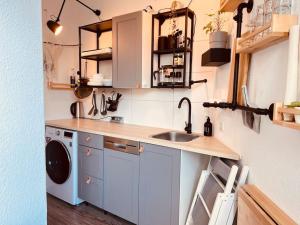 波鸿The Room - Direkt in der Stadt!的厨房配有水槽和洗衣机