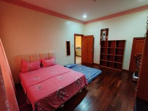 诗巫R&S Homestay Sibu - Wedding House with Large Parking Area and High Speed Unifi的卧室配有粉红色的床。
