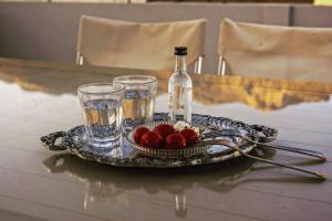 卡利诺岛Palia Kleopatra的桌子上装有瓶子和眼镜的盘子