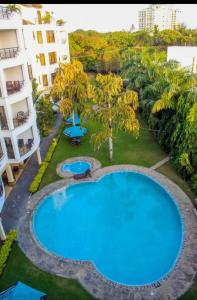尼亚利Lux Suites Impala Apartments Nyali的享有度假村内大型游泳池的顶部景致