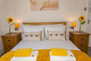 韦茅斯Seacrest Guest House的一间卧室配有一张带两盏灯和两个枕头的床。