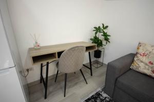 勒德乌齐AStar Apartments - Executive的一张桌子,一张桌子,一张椅子和一张沙发