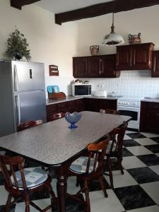 萨奈特Villa Palma的厨房配有桌椅和冰箱。
