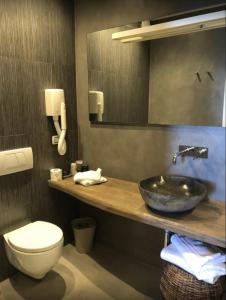 马纳罗拉匹克拉海滨酒店的一间带水槽和卫生间的浴室
